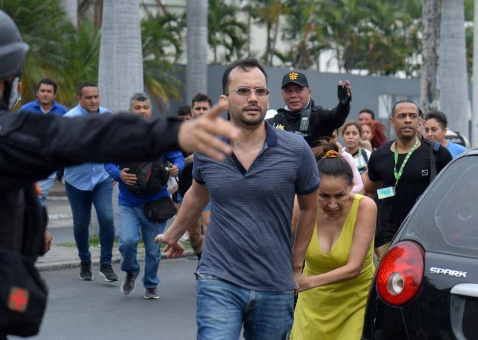 Un sinnúmero de personas han perdido la vida este martes, entre policías y civiles, luego del estallido de varios ataques armados de grupos de criminales en represalia a las medidas implementadas por el gobierno durante la búsqueda de dos cabecillas.