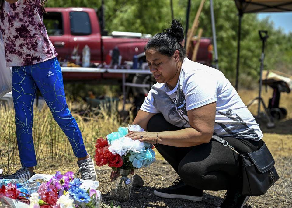 Altares, veladoras y oraciones, así rinden homenaje a migrantes que murieron en tráiler en Texas
