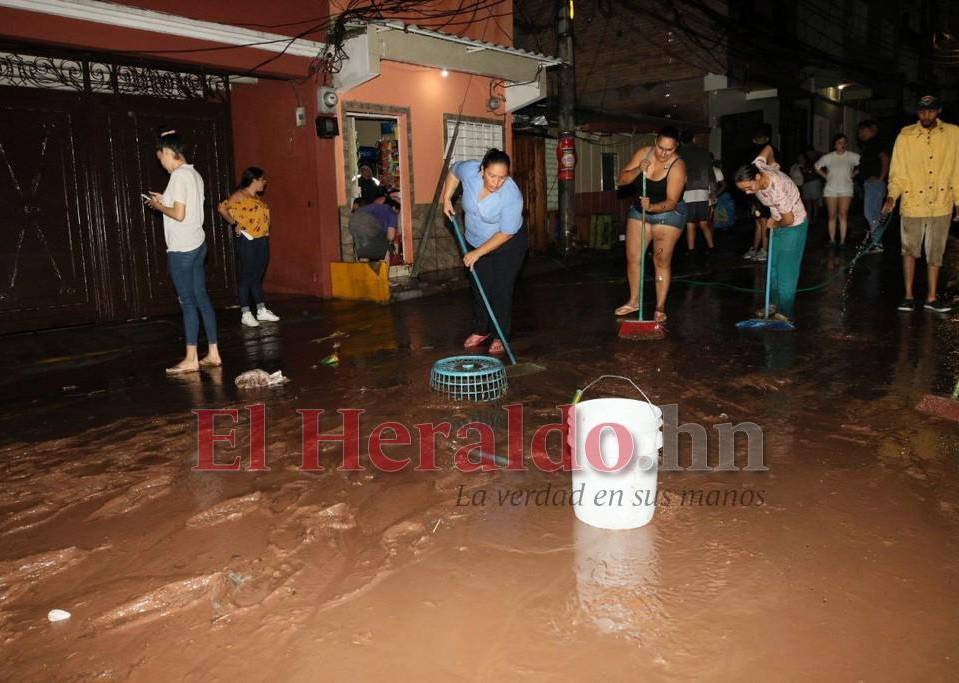 Carros atrapados y viviendas inundadas, las imágenes por las fuertes lluvias en la capital