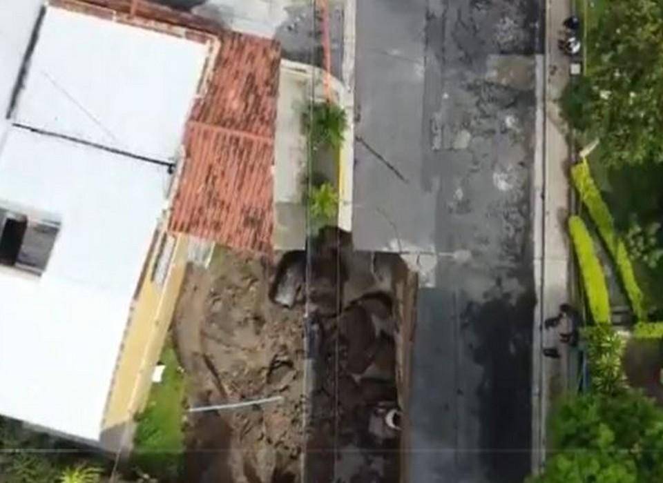 Socavones, carros destrozados y el agua hasta el cuello: Los daños de Bonnie en El Salvador