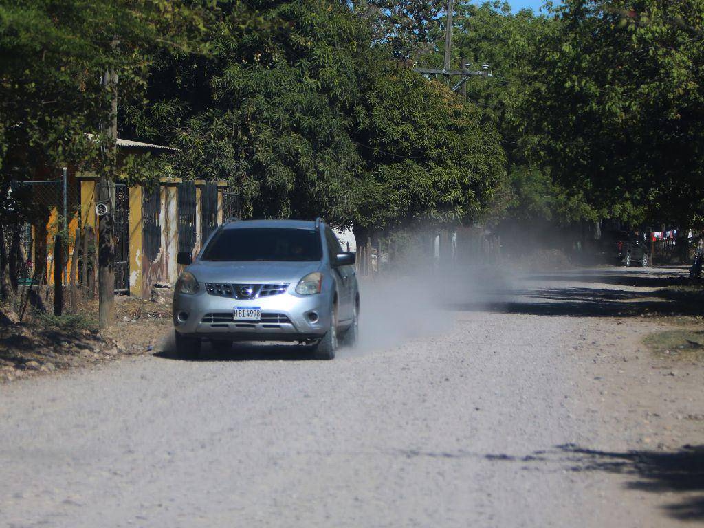 $!La carretera hacia la playa de Punta Ratón en Choluteca es completamente de tierra, por lo cual se debe tener cuidado.