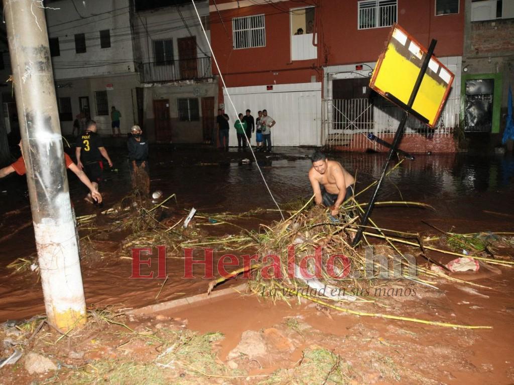 Al menos 600 damnificados y 100 viviendas inundadas dej&oacute; una hora de lluvias en la capital