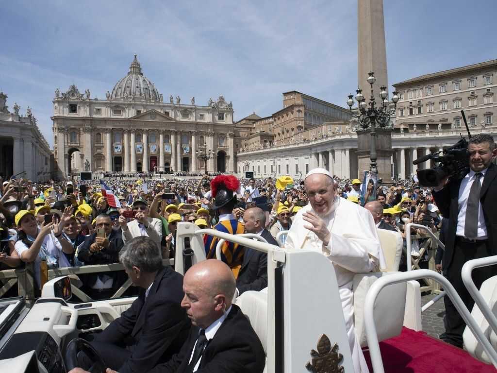 Papa bromea con mexicanos y pide un “poco de tequila” para el dolor de rodilla