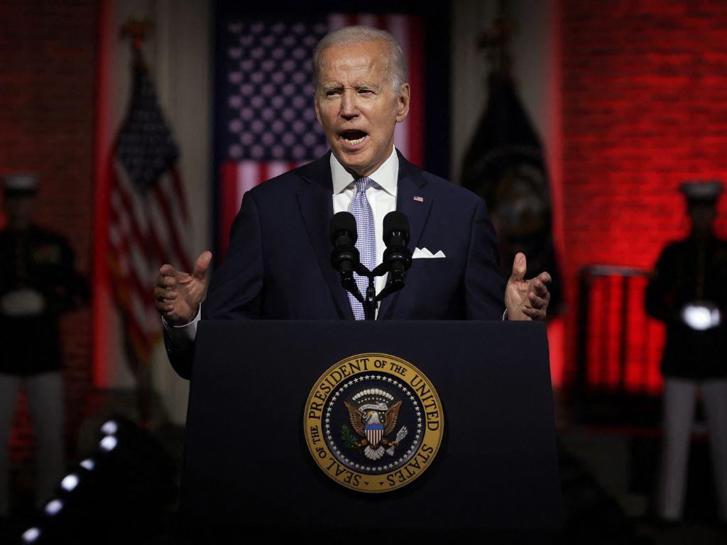 Biden insta a “defender” democracia de EEUU en su cruzada contra Trump