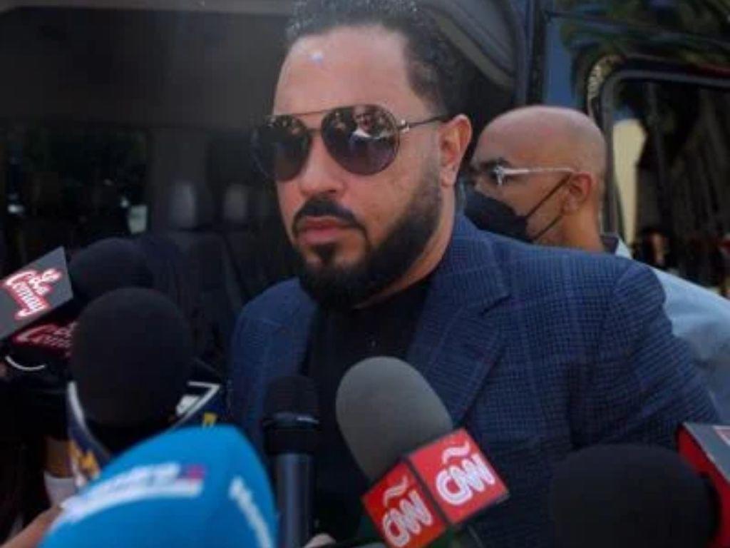 Condenan a Raphy Pina a 41 meses de prisión por posesión ilegal de armas