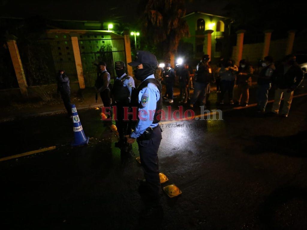 VIDEOS: fuerte contingente policial y militar rodea vivienda del expresidente Hernández