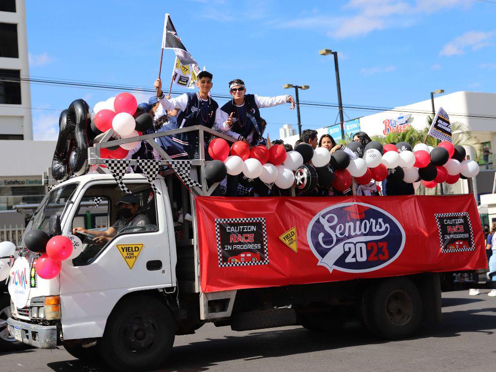 Dan la bienvenida a seniors de Dowal School