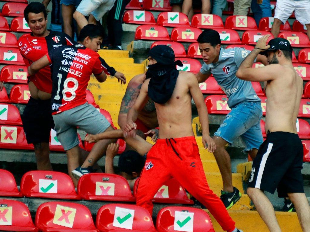 Capturan a 10 hombres por violencia en partido de la liga mexicana de fútbol