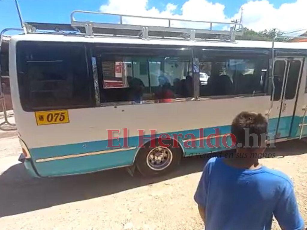 Dos heridos deja ataque a bus rapidito en la colonia Los Pinos