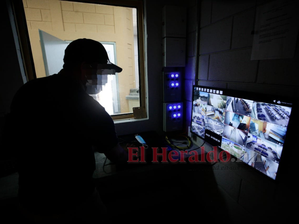 $!En Jalteva Nuevo hay tres anillos de seguridad. Los menores infractores son vigilados con cámaras y segmentados de acuerdo con la estructura criminal a la que pertenecen. Este centro es como una cárcel.