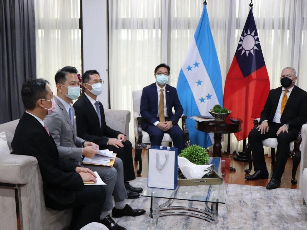 Canciller Eduardo Enrique Reina se reúne con embajador de Taiwán para abordar cooperación bilateral