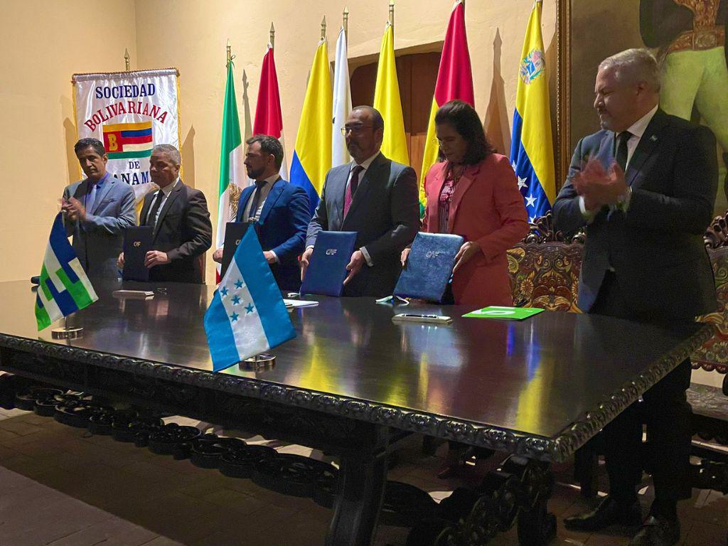 Honduras firma adhesión como miembro pleno del Banco de Desarrollo de América Latina (CAF)