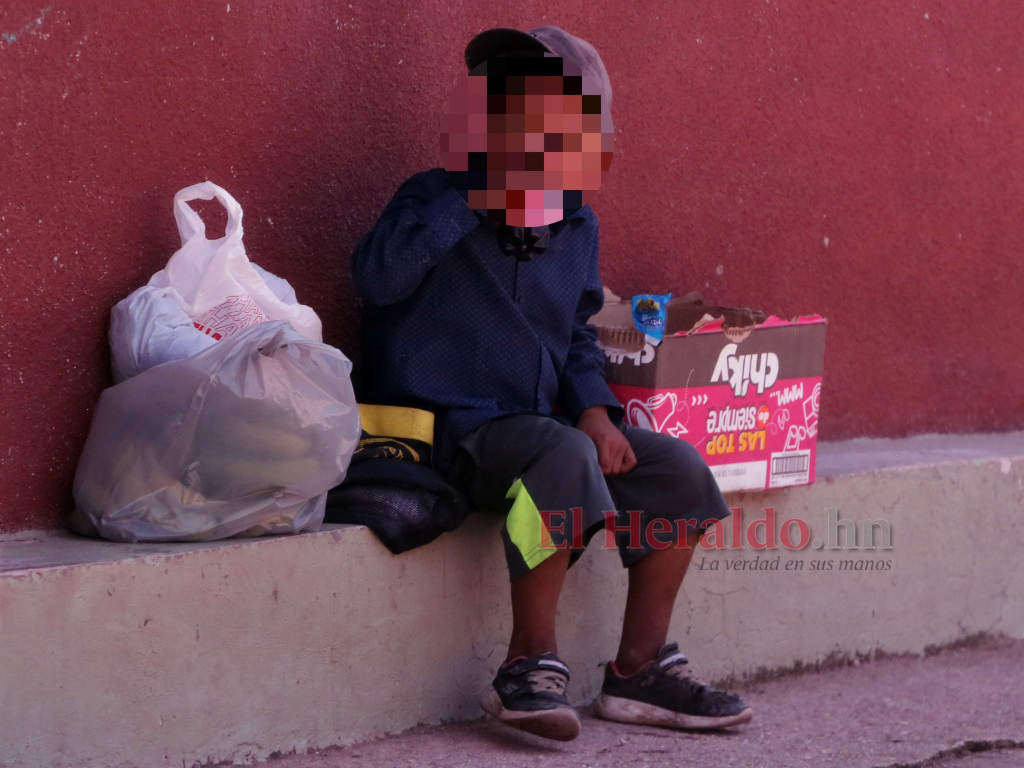 $!Alfredo tiene apenas seis años y no estudia porque vende verduras con su familia. El pequeño “no quiso” estudiar, dijo su madre.