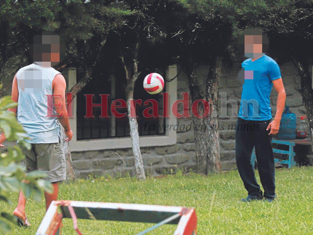 $!Dos adictos en rehabilitación juegan con una pelota para distraerse.