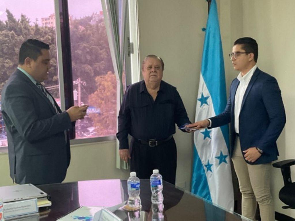 Juramentan a periodista Gabriel Bonilla como subgerente de Hondutel