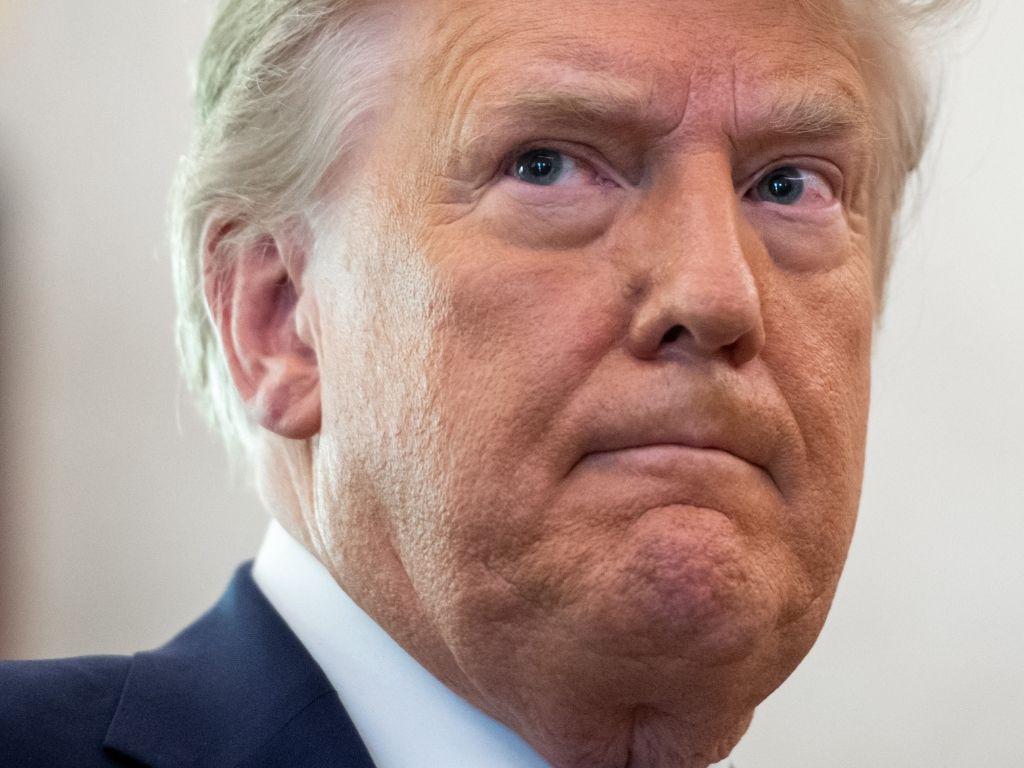 Trump multado con USD 10,000 diarios hasta que coopere con investigación