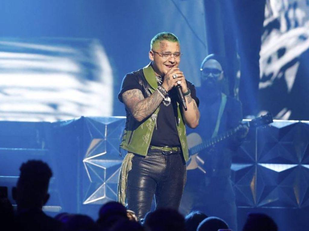 Christian Nodal rompió en llanto en pleno concierto