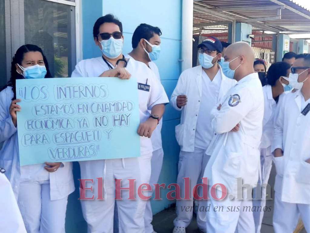 ¿Qué papel juegan los médicos internos en los hospitales públicos del país?