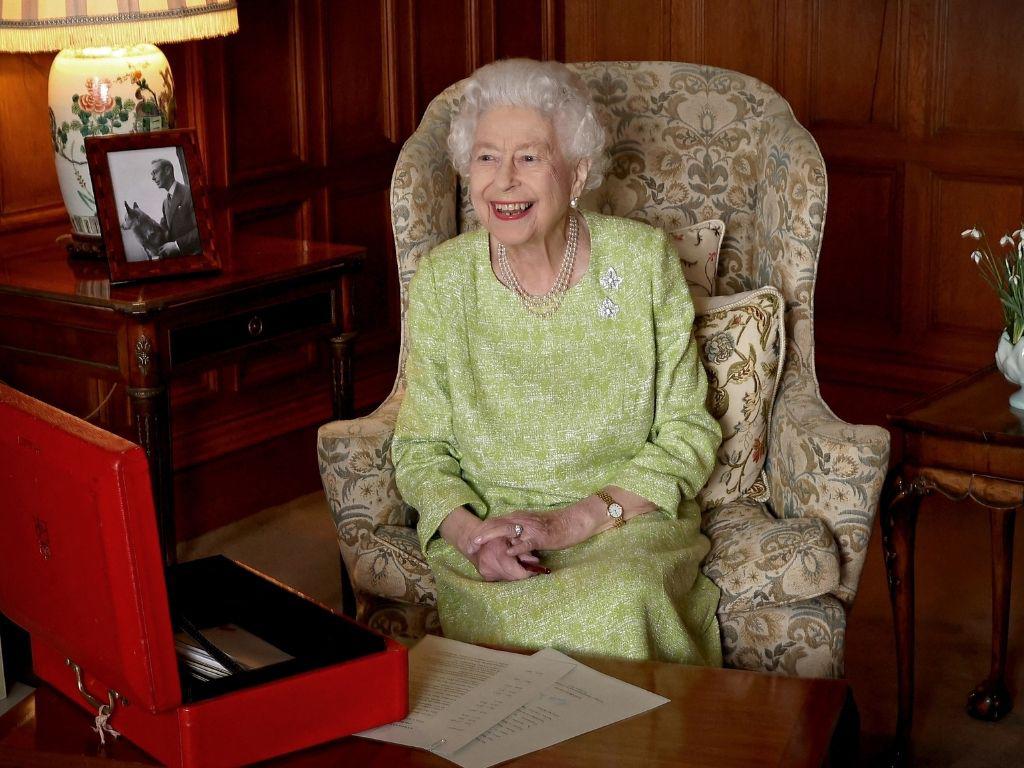 La reina Isabel II da positivo al covid-19