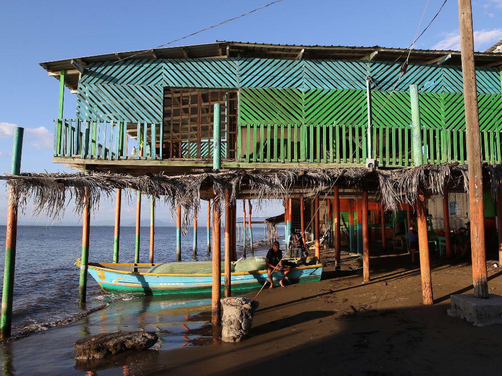 $!En Punta Ratón ya no hay playa, las casas están junto al mar. Algunos pobladores construyeron muros de contención para que las olas chocaran en las paredes.
