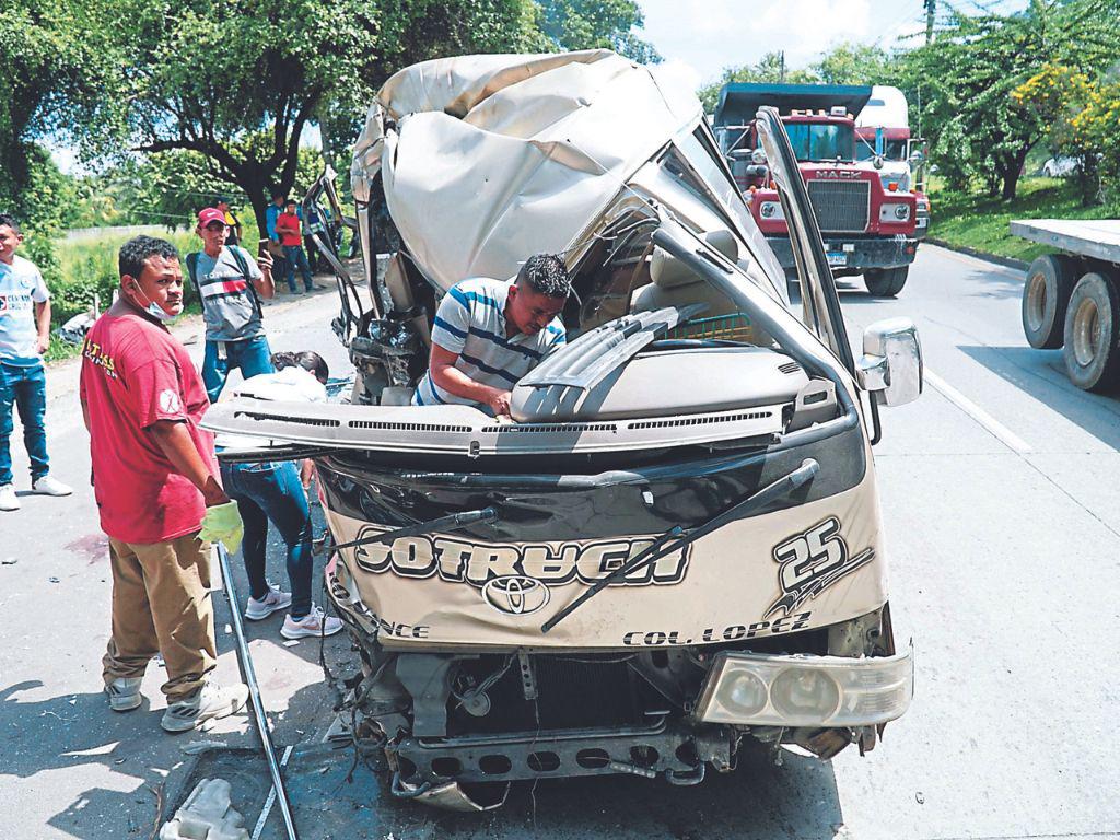 15 personas resultan heridas tras choque entre rapidito y rastra en San Pedro Sula