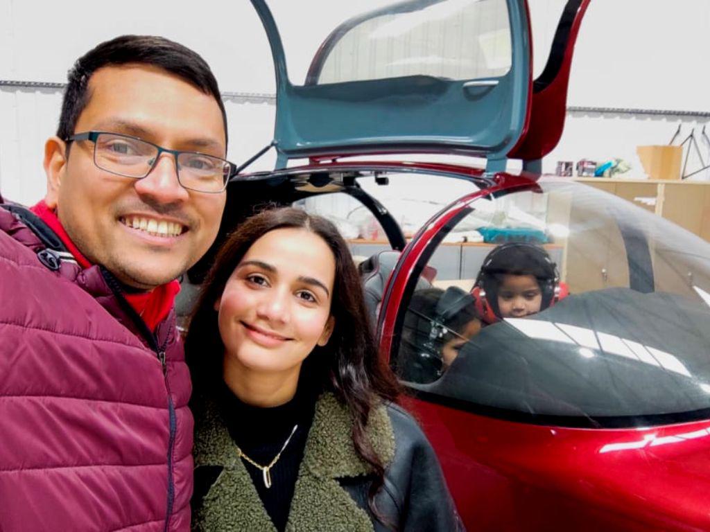 Hombre fabricó y armó un avión en el jardín de su casa