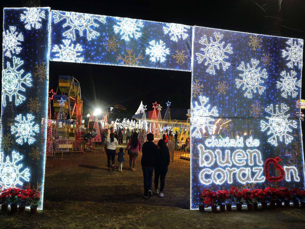 Abarrotada de capitalinos luce la Villa Navideña este 2022