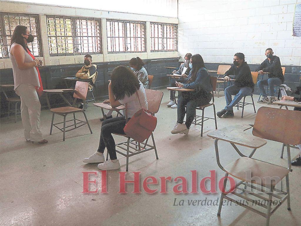 Estudiantes retornan de manera paulatina a sus salones de clases