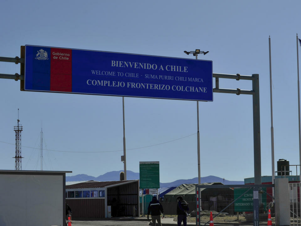 Chile reabrirá fronteras terrestres con Argentina, Perú y Bolivia cerradas por pandemia