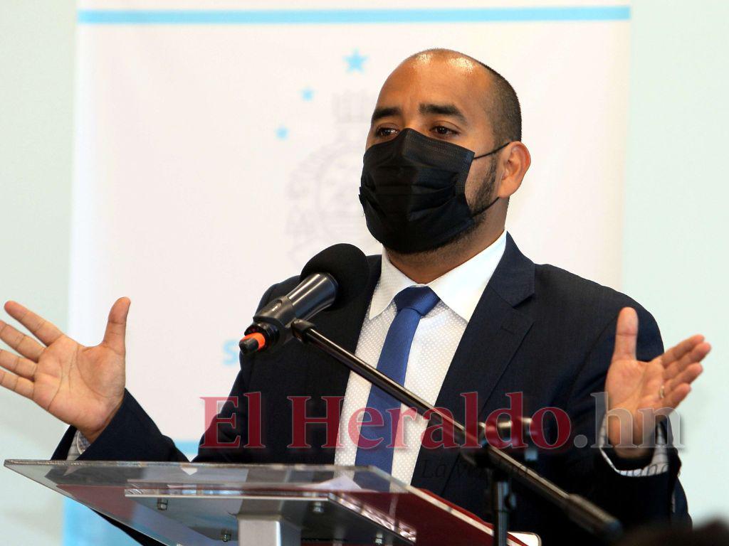 Daniel Sponda niega despidos masivos de docentes por color político