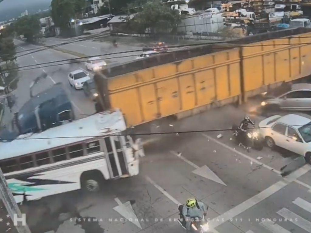 VIDEO: El impactante momento en que rastra provoca colisión múltiple en SPS