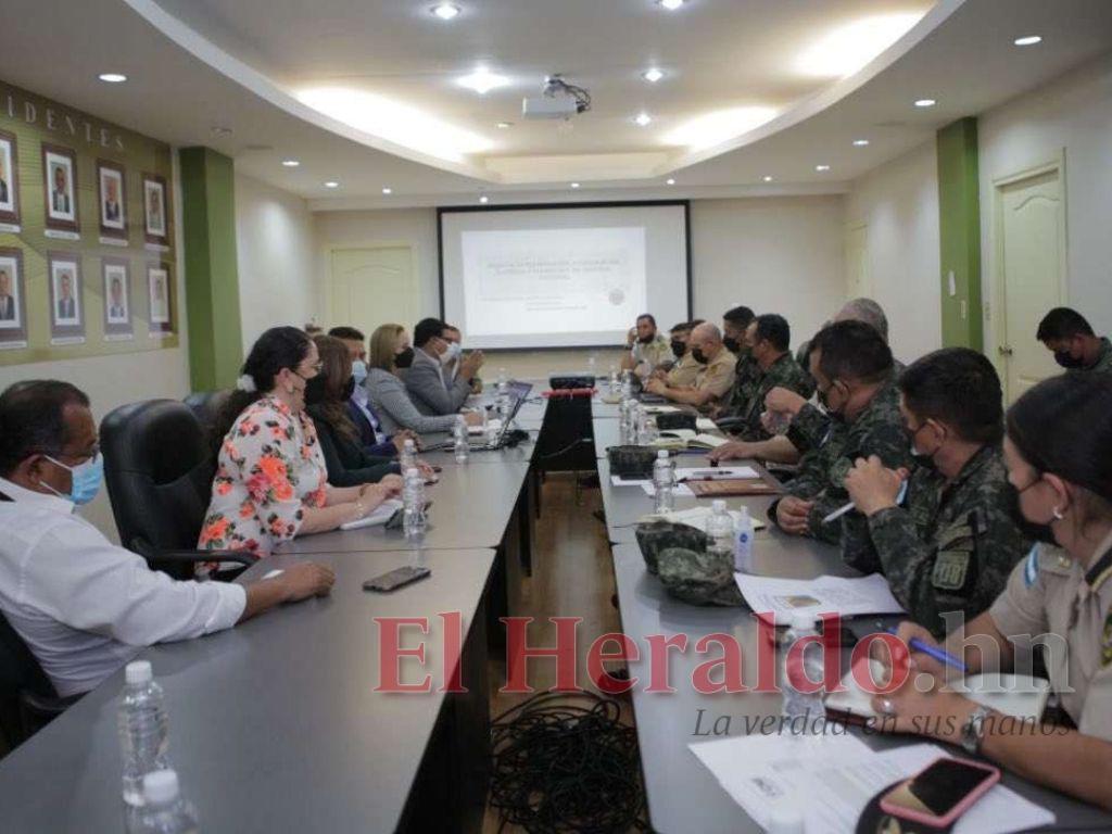 El CNE prepara 13 maletas electorales junto con sus kits de bioseguridad