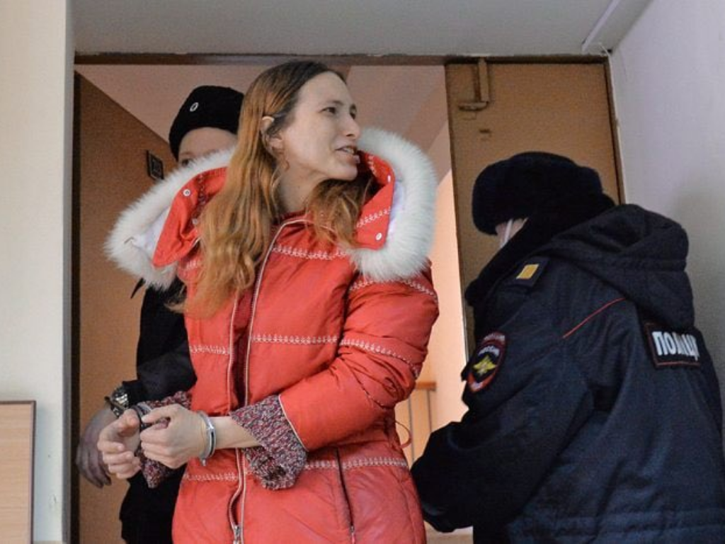 Arrestan a artista por reemplazar etiquetas en un supermercado en Ucrania