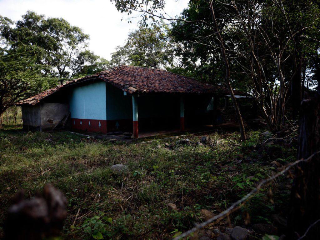 $!En esta casa, en El Salvador, hace unos meses la Unidad Investigativa de EL HERALDO Plus logró ubicar un contingente de militares salvadoreños, pero ya la abandonaron.