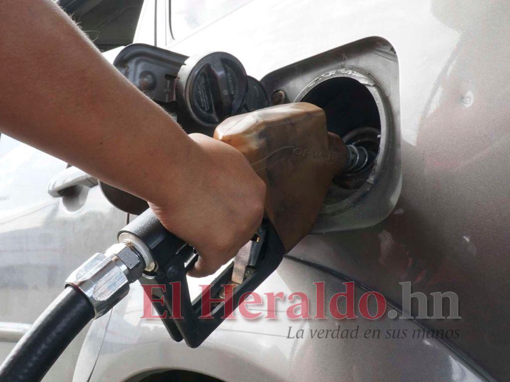 En L 124.50 queda congelado el diésel y 126.39 la gasolina regular
