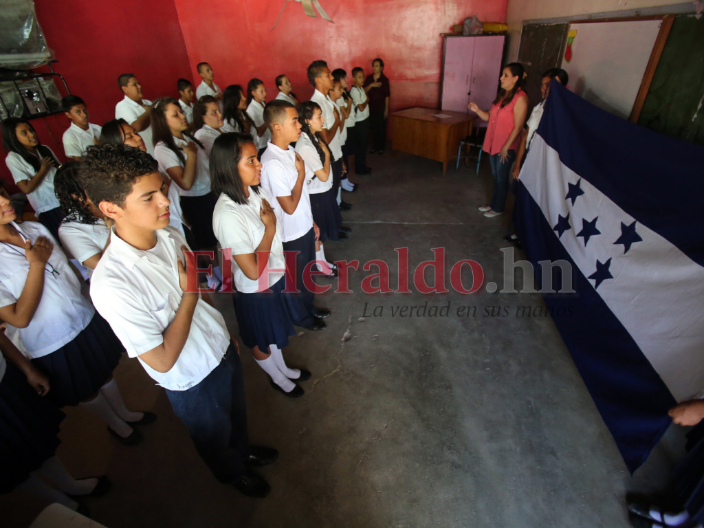 Diputado propondrá cambiar examen del Himno Nacional por uno de la Constitución