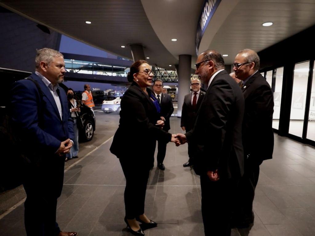 Presidenta Xiomara Castro llega a Italia previo a su visita al papa Francisco