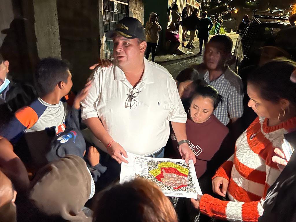 Alcalde Jorge Aldana supervisa las evacuaciones en la colonia Guillén