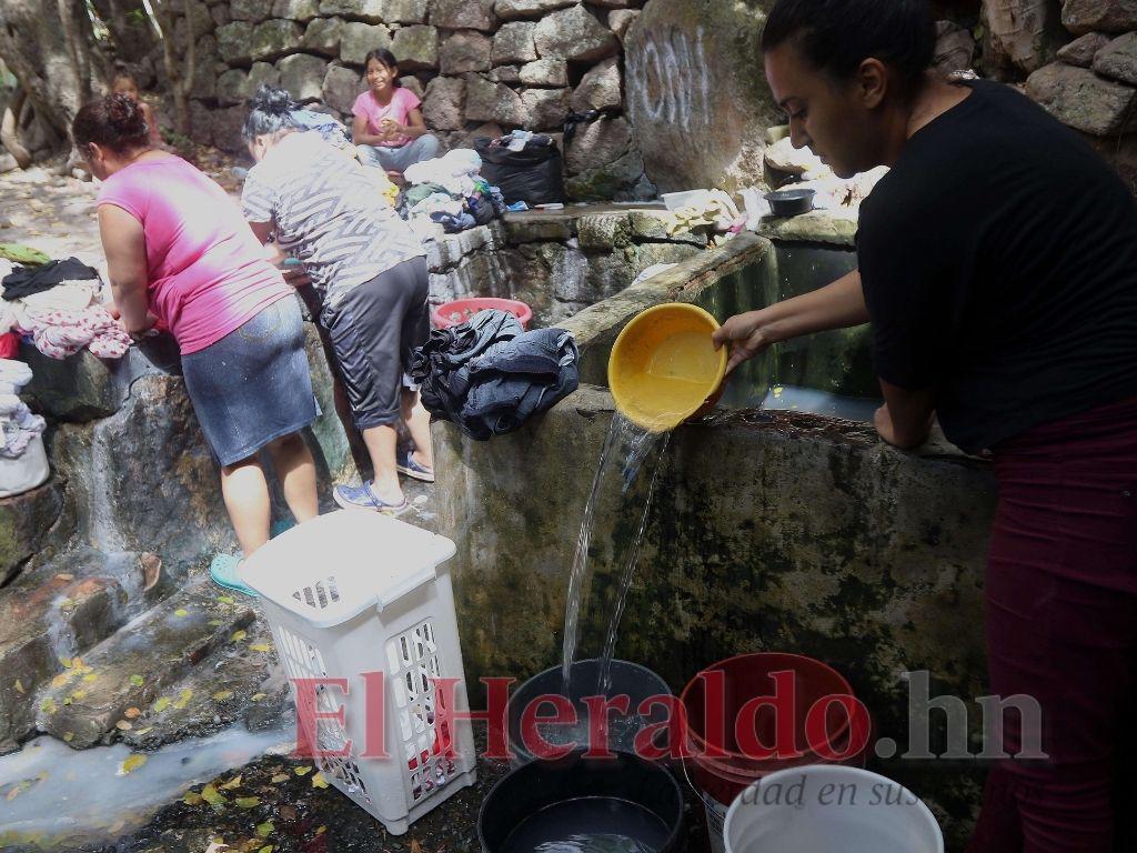 Más de 300 mil personas en el DC obtienen agua por medio de acarreo