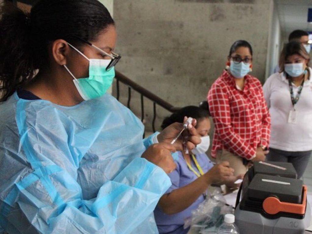 Bajan el rango de edades para aplicar cuarta dosis por repunte de covid-19 en Honduras