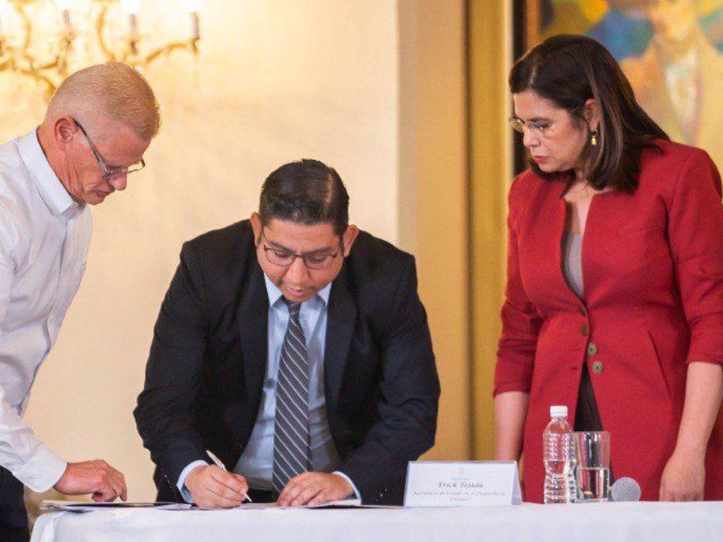 La ENEE suscribió acuerdos con los generadores privados