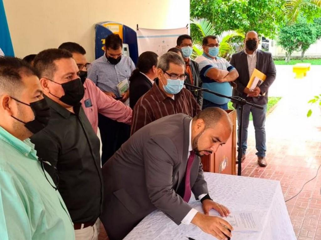 Ministro Daniel Sponda anuncia derogación de Ley Fundamental de Educación