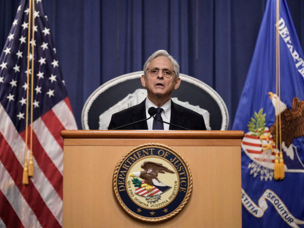 Secretario de Justicia revela que él aprobó allanamiento a la casa de Trump
