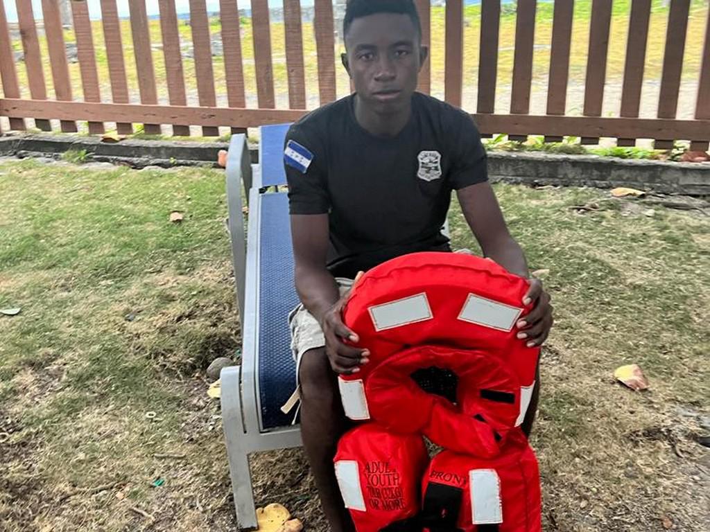 Rescatan con vida a último desaparecido del naufragio en Islas de la Bahía