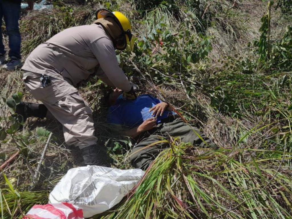 Dos muertos y unos 18 heridos tras precipitarse bus en hondonada en La Paz