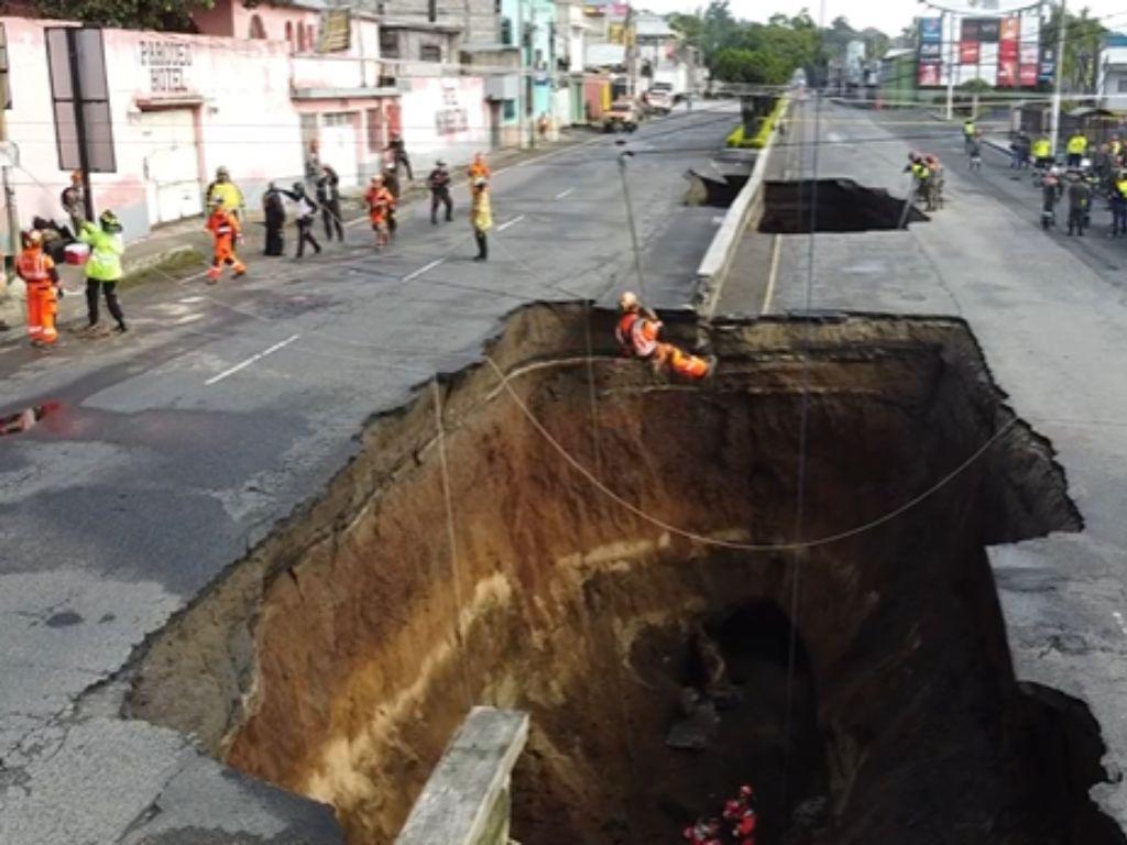 Los impactantes videos de los socavones en Guatemala que dejan dos desaparecidos