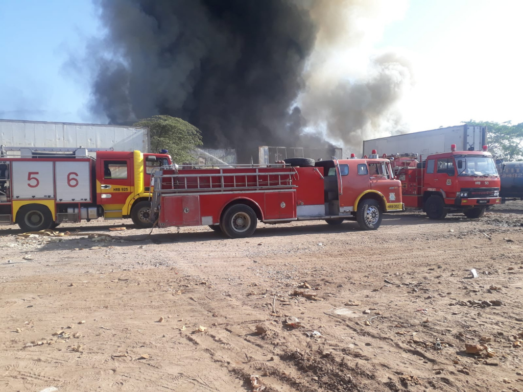 Voraz incendio consume contenedores de empresa melonera en Choluteca