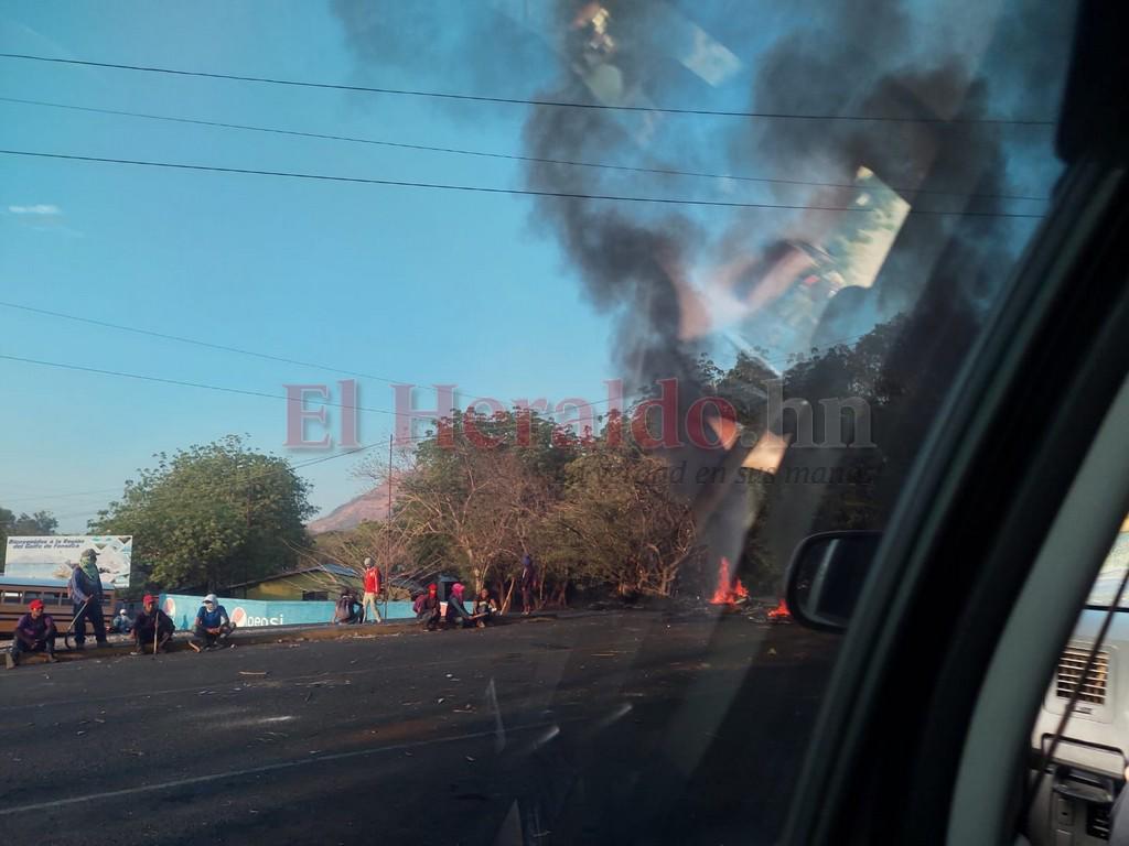 Caos viven productores y exportadores de la zona sur por tomas en carretera Panamericana