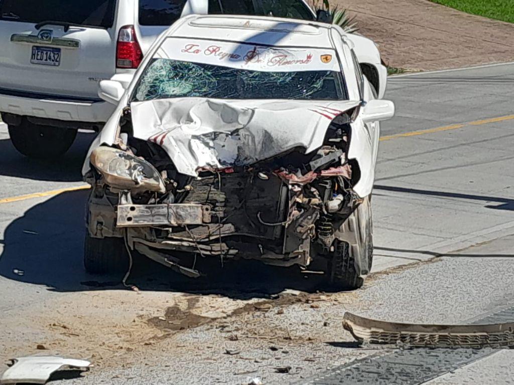 Un muerto y un herido deja fuerte choque entre una motocicleta y un taxi en Roatán