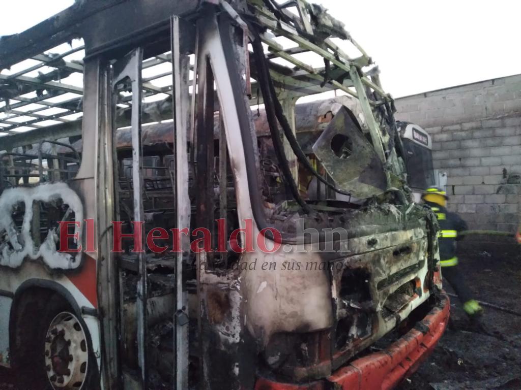 Indagan si hubo mano criminal en incendio de buses en la colonia San Miguel